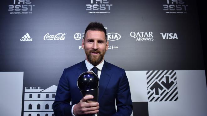 Leo Messi posa con el premio The Best.