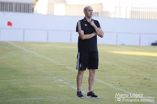 Imagen de Alberto Monteagudo, entrenador del Decano. (Manu López / Albiazules.es).