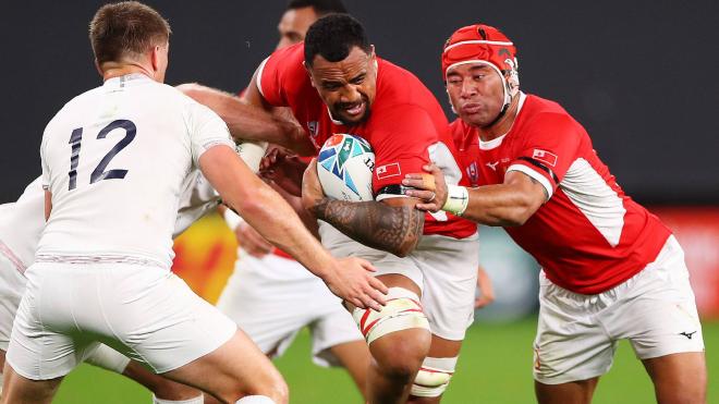 Nasi Manu intenta avanzar con la pelota en el Tonga-Inglaterra del Mundial de Japón 2019 (Rugby Pass).
