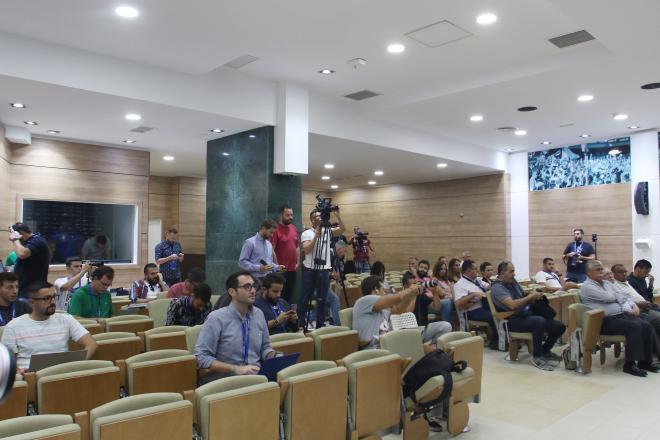 Imagen de la Sala Juan Cortés durante una rueda de prensa.