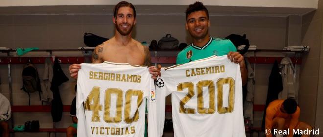 Sergio Ramos y Casemiro lucen sus camisetas con motivo de sus logros por número de partidos.
