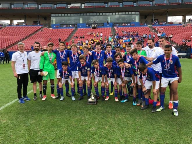 El equipo Infantil del Real Oviedo posa con la medalla de plata de la Dallas Cup. (Foto: Real Oviedo).