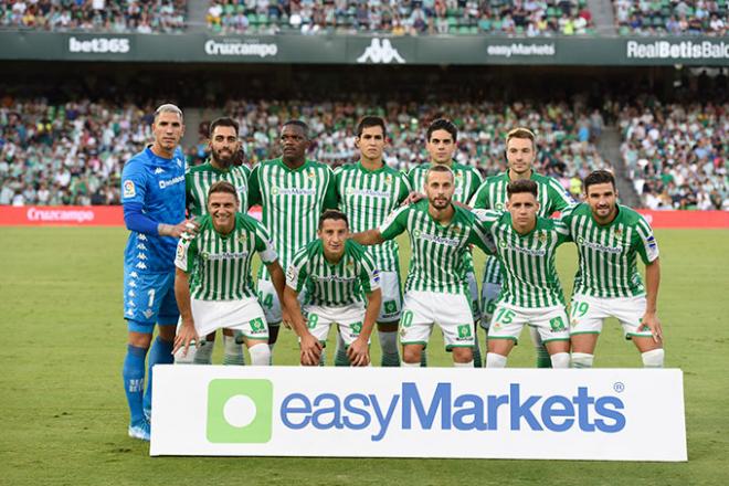 El once inicial del Betis ante el Levante (foto: Kiko Hurtado).