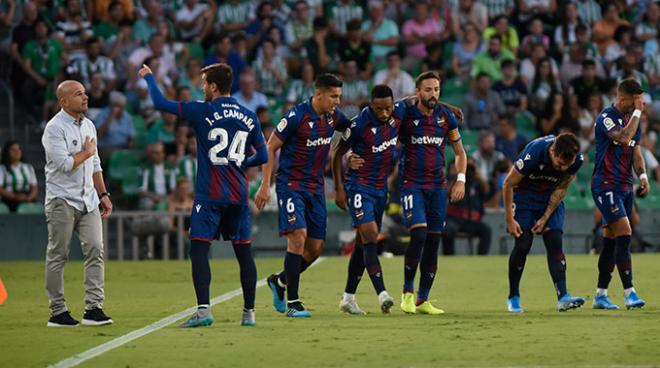 Los jugadores del Levante celebran el gol de Hernani (Foto: KIko Hurtado).