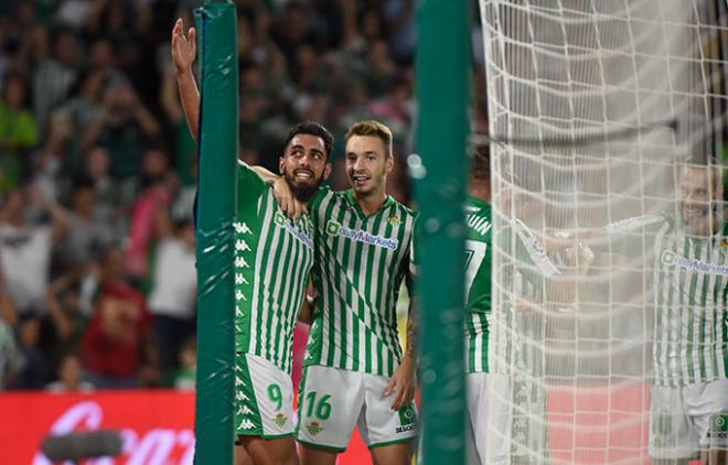 Borja Iglesias y Loren celebran un gol de esta temporada (Foto: Kiko Hurtado).