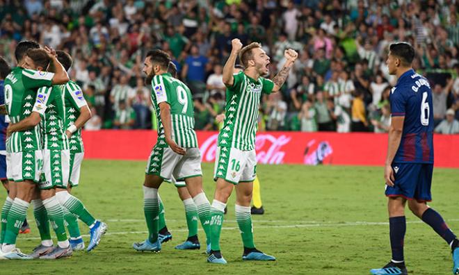 Loren celebra un gol ante el Levante (foto: Kiko Hurtado).