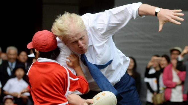 Boris Johnson placa a un niño de 10 años.
