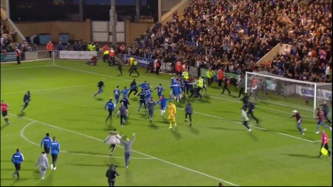 La afición y los jugadores del Colchester celebran la victoria ante el Tottenham.