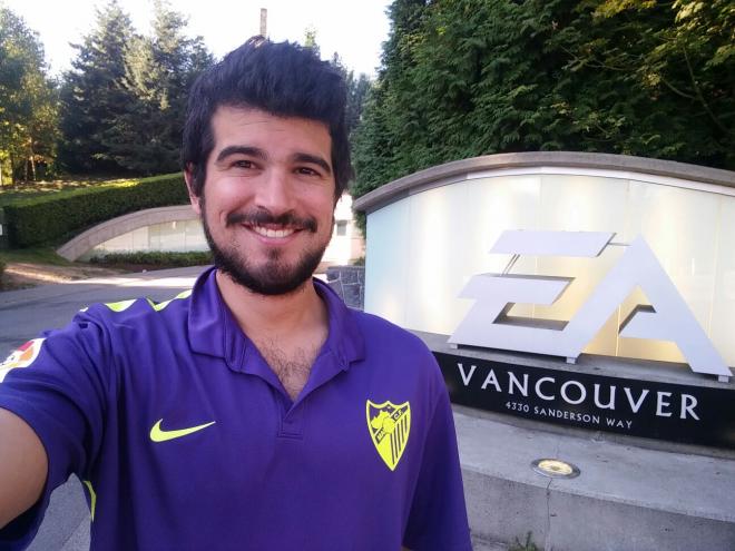 Daniel Gómez-Guillamón, en la sede de EA Sports de Vancouver con la camiseta del Málaga un par de años atrás.