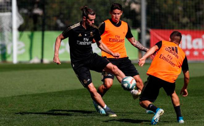 Bale controla un balón en una sesión blanca (Foto: Real Madrid).