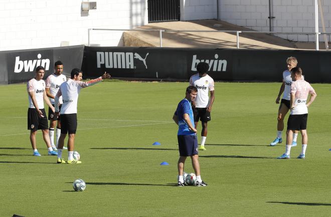 Celades durante el entrenamiento del Valencia CF (Foto: David González)