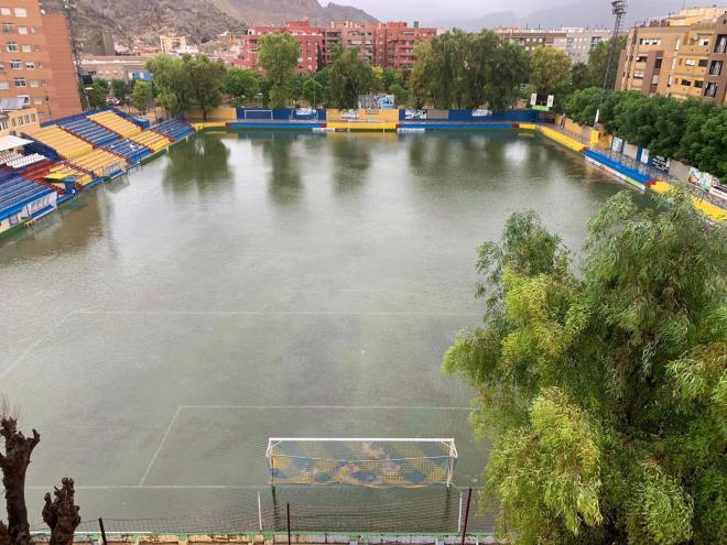 El Estadio Los Arcos de Orihuela cubierto por agua tras el paso de la DANA (Foto: @Orihuela_CF).