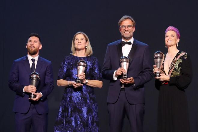 Messi, Jill Ellis, Klopp y Rapinoe posan con sus premios.