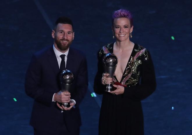 Messi y Rapinoe posan con sus premios en la gala The Best.