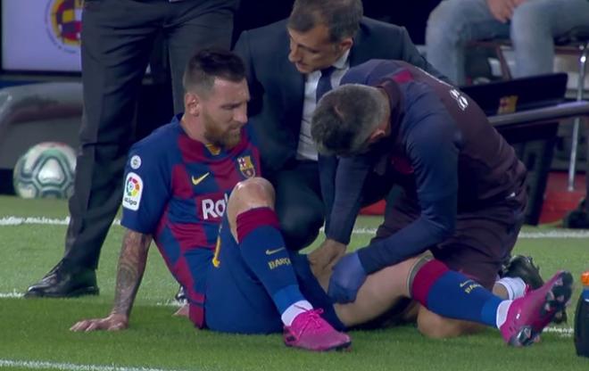 Messi, se duele sobre el césped.