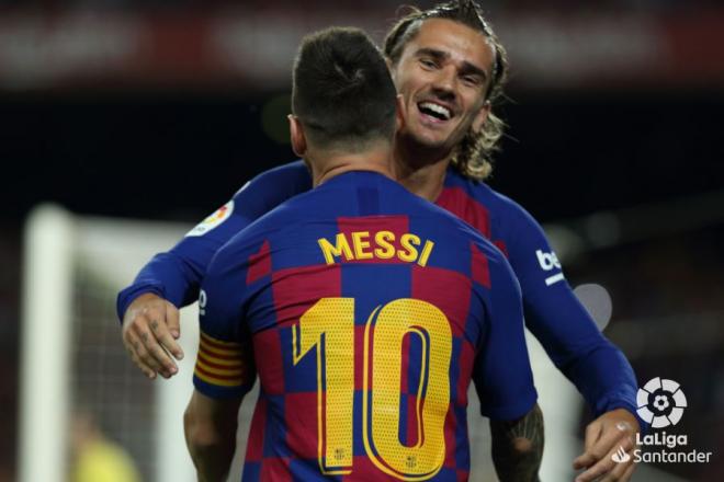 Messi y Griezmann festejan un gol del Barcelona (Foto: LaLiga).