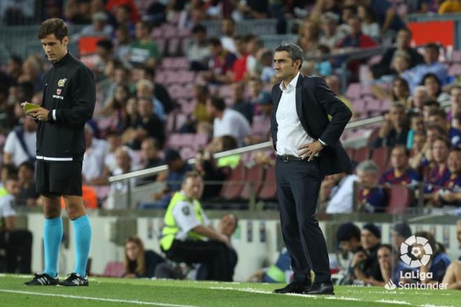 Ernesto Valverde, en la banda del Barcelona-Villarreal (Foto: LaLiga Santander).