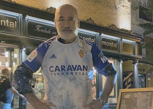 Fernando Aramburu con la camiseta del Real Zaragoza