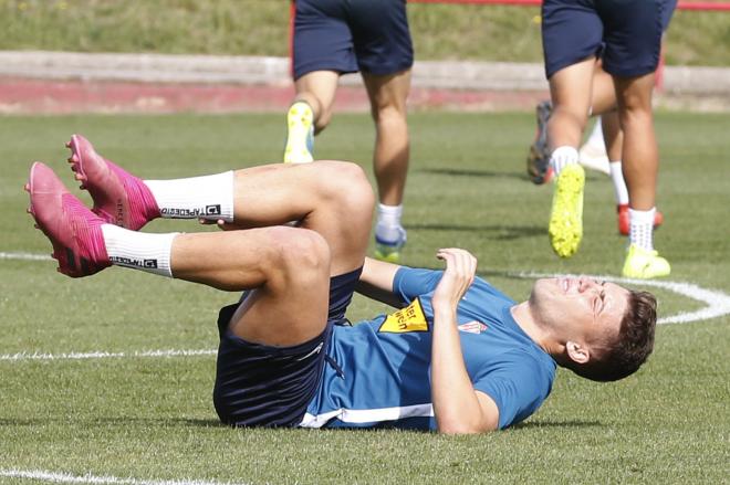 Nacho Méndez se duele de un golpe durante un entrenamiento del Sporting en Mareo (Foto: Luis Manso).
