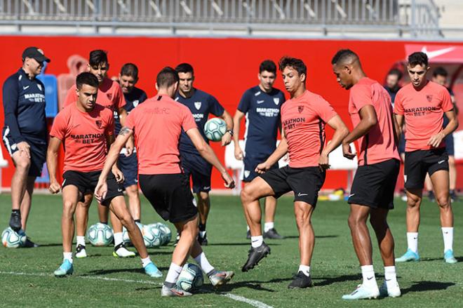 Los jugadores del Sevilla, en el entrenamiento previo al partido ante el SD Éibar (Foto: Kiko Hurtado).