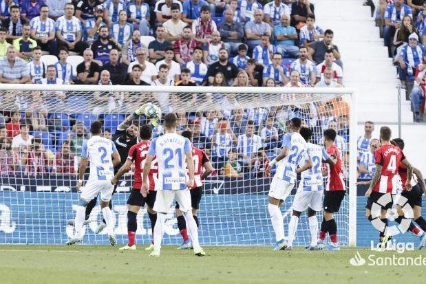 Herrerín bloca un balón aéreo en Butarque. (Foto: LaLiga).