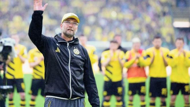 Jürgen Klopp se despide de la afición del Borussia Dortmund (Foto: EFE).