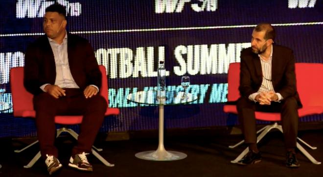 Ronaldo, junto a David Espinar, en el World Football Summit.