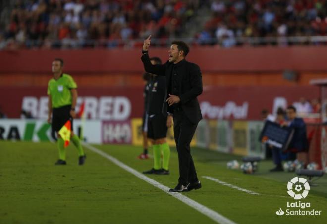 Simeone da instrucciones en Son Moix (Foto: LaLiga).