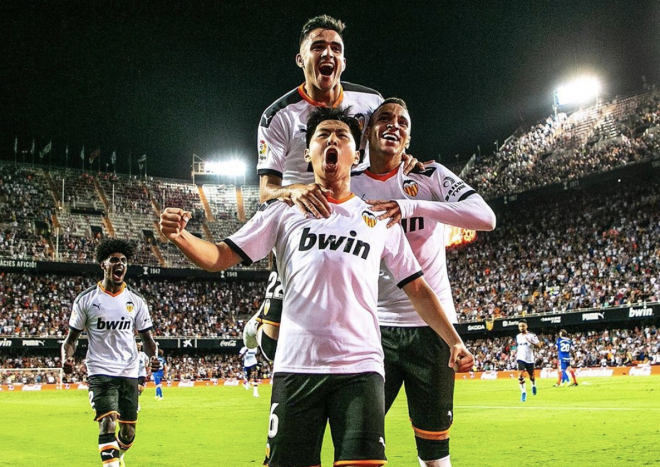 Kangin Lee celebra su primer gol oficial con el Valencia CF (Foto: Lázaro de la Peña / Valencia CF).