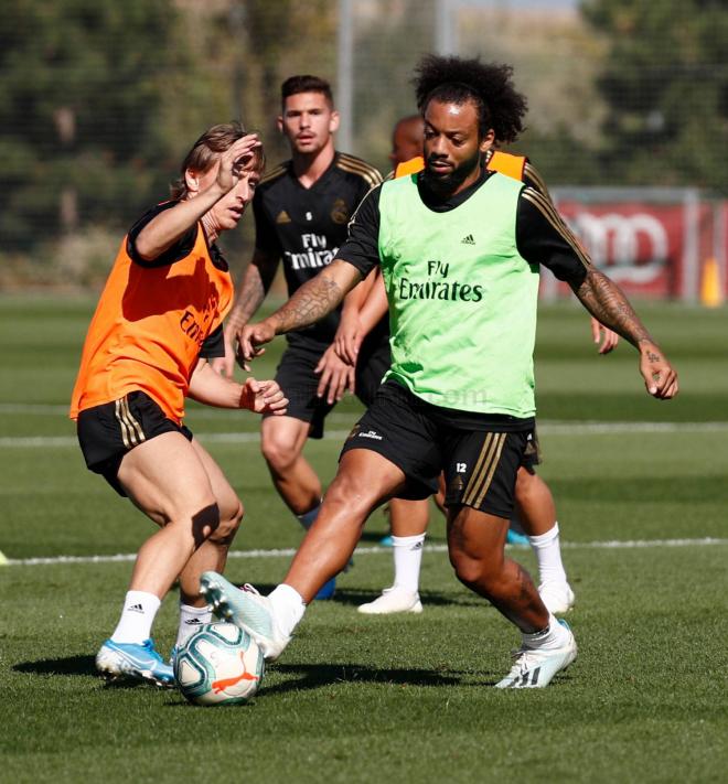 Marcelo, ante Modric, en el entrenamiento (Foto: RMCF).