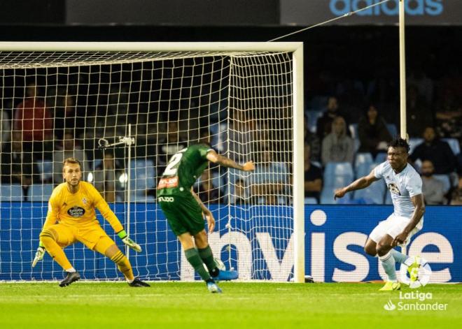 Aidoo en la acción de disparo de Pipa (Foto: LaLiga).