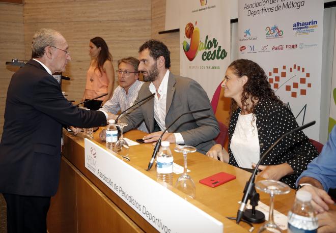 Garbajosa saluda al alcalde de Málaga (Foto: APDM).