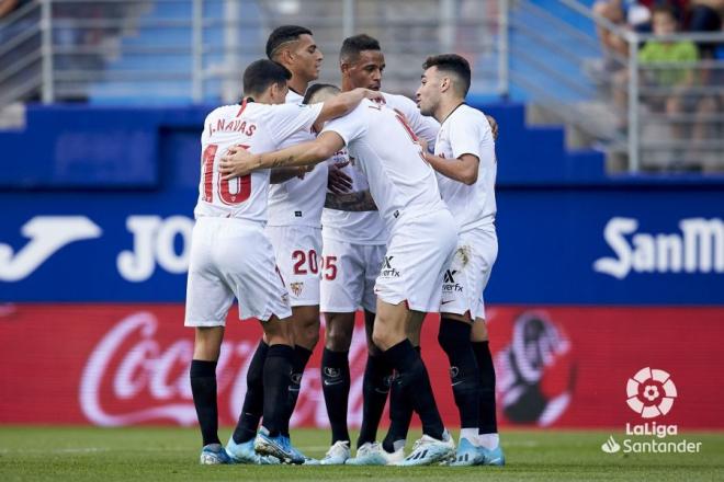 Los jugadores del Sevilla celebran uno de sus goles al Éibar (Foto: LaLiga).