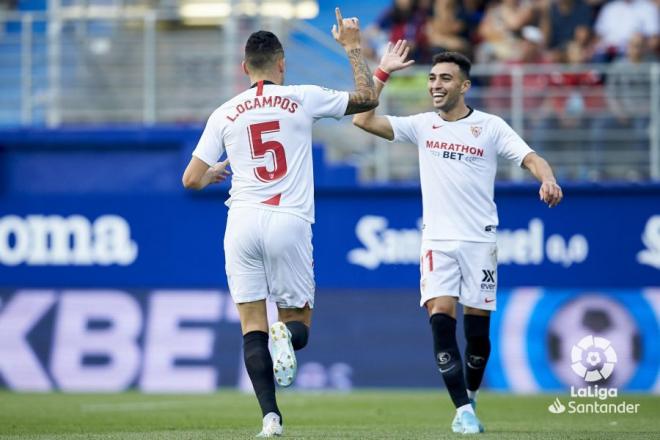 Ocampos celebra con Munir el primer gol del Sevilla.