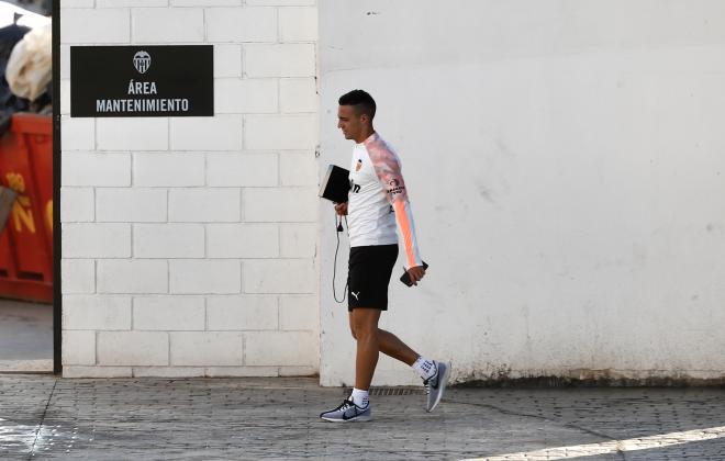 Rodrigo, durante el entrenamiento del Valencia CF (Foto: David González)