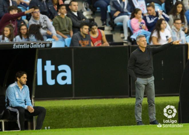 Fran Escribá da indicaciones en Balaídos durante el Celta-Espanyol (Foto: LaLiga).