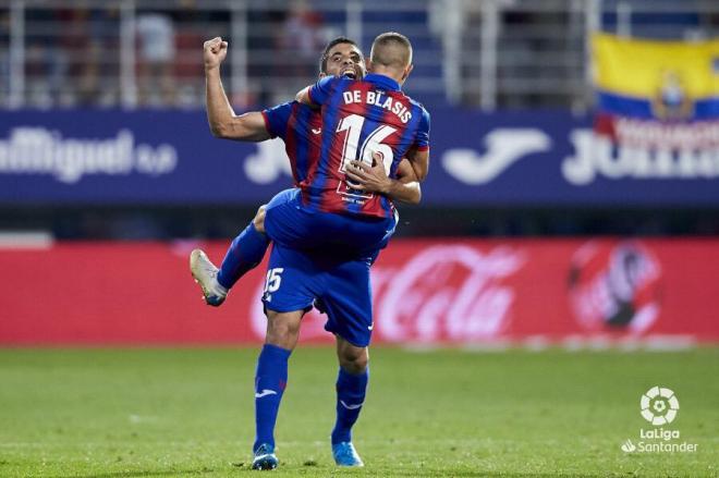 De Blasis abraza a Cote tras su gol al Sevilla (Foto: LaLiga).