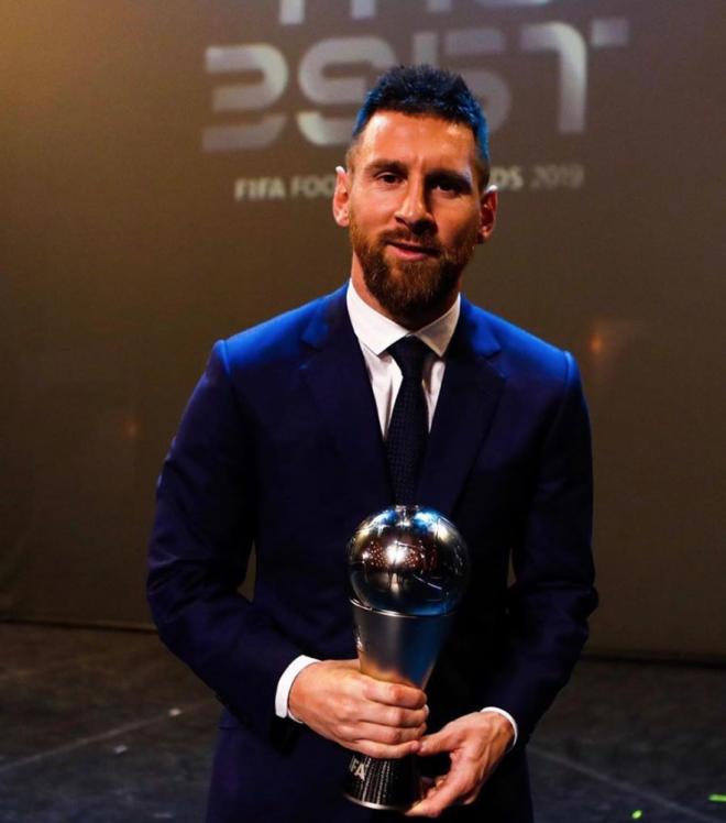 Leo Messi posa con su recién ganado The Best (Foto: @LeoMessi).