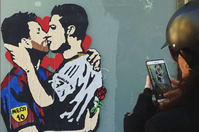 La obra en la que Leo Messi y Cristiano Ronaldo salen dándose un beso (Foto: TVboy).