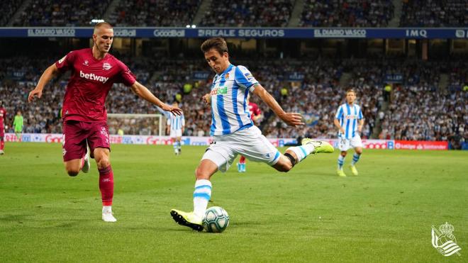 Oyarzabal arma el disparo durante el Real Sociedad - Alavés (Foto: RSF).