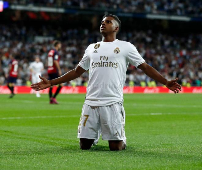 Rodrygo celebra su primer gol oficial con el Real Madrid frente a Osasuna (Foto: RodrygoGoes).