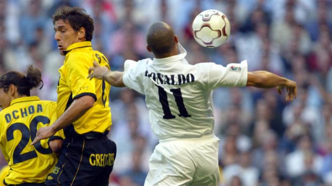 Ronaldo controla con el pecho en su debut con el Real Madrid.