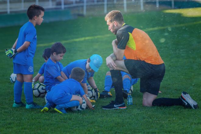 Rubén Blanco con algunos de los niños y niñas de la Escuela de Fútbol Denis Suárez (Foto: EFDS).