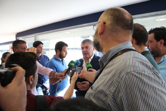 Vizcaíno, atendiendo a la prensa (Foto: Cádiz CF).