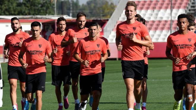 Los jugadores del Sevilla, en el entrenamiento de este viernes (Foto: SFC).