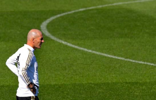 Zidane observa uno de los entrenamientos del Real Madrid.