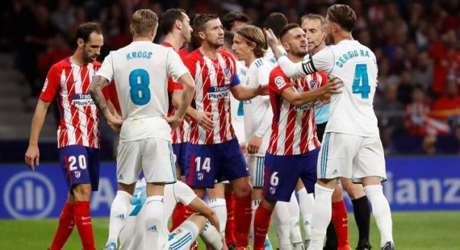 Los jugadores de Real Madrid y Atlético discuten durante un partido en el Wanda. (Foto: EFE).