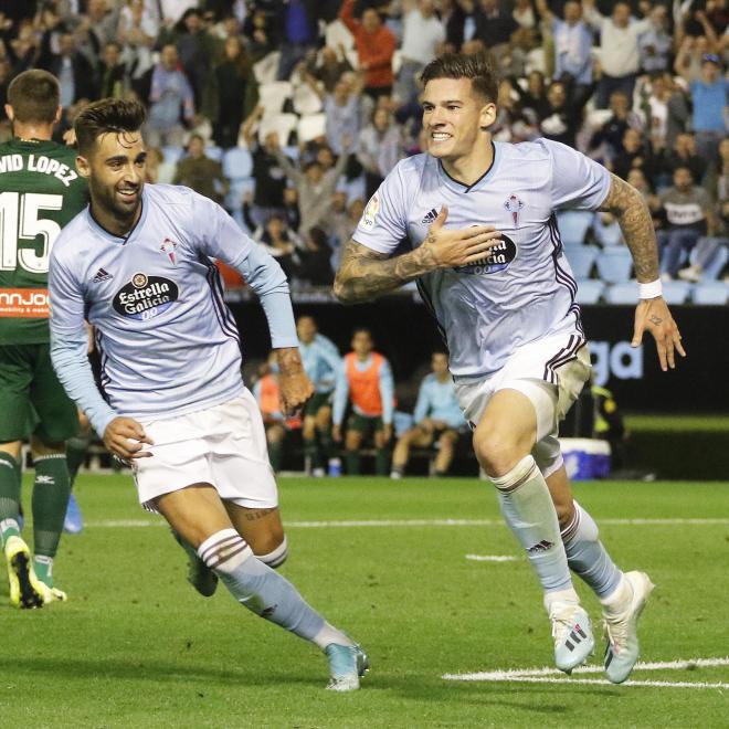 Santi Mina y Brais Méndez celebran el gol del delantero ante el Espanyol (Foto: RCCV).