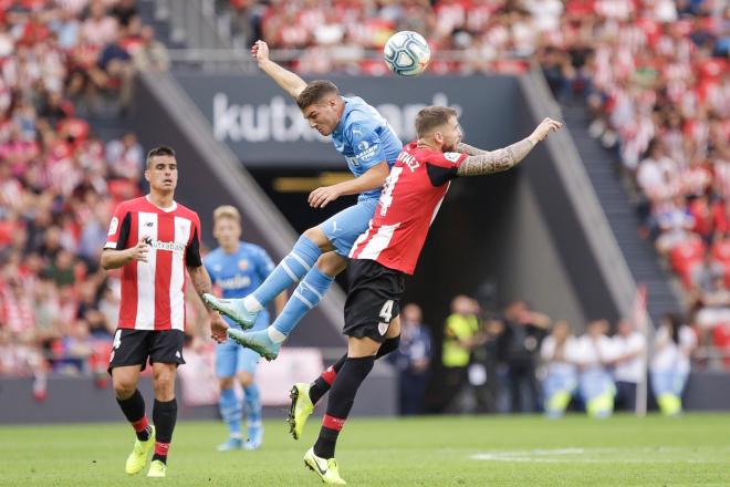 Iñigo Martínez pugna por un balón aéreo (Foto: EDU DF/Blackswan).