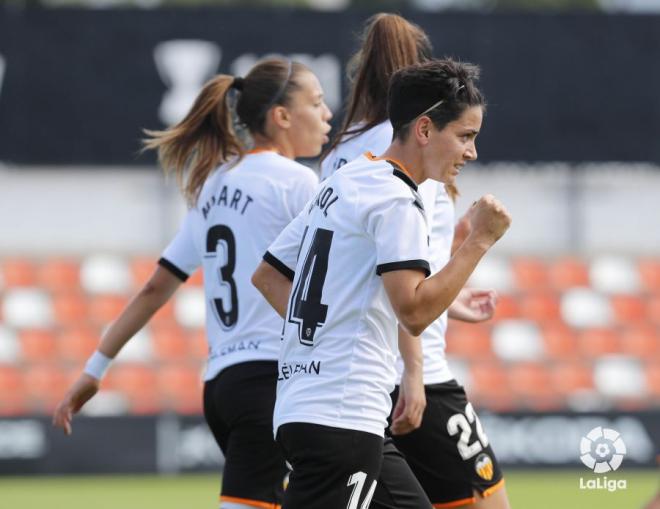 Carol Férez celebra su gol con el Valencia CF Femenino (Foto: LaLiga)